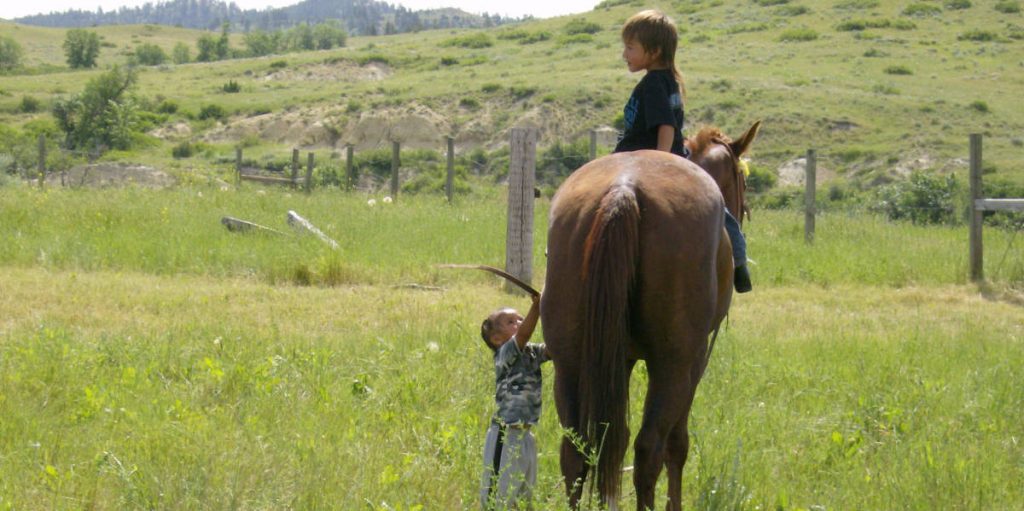 Pferd und zwei Kinder